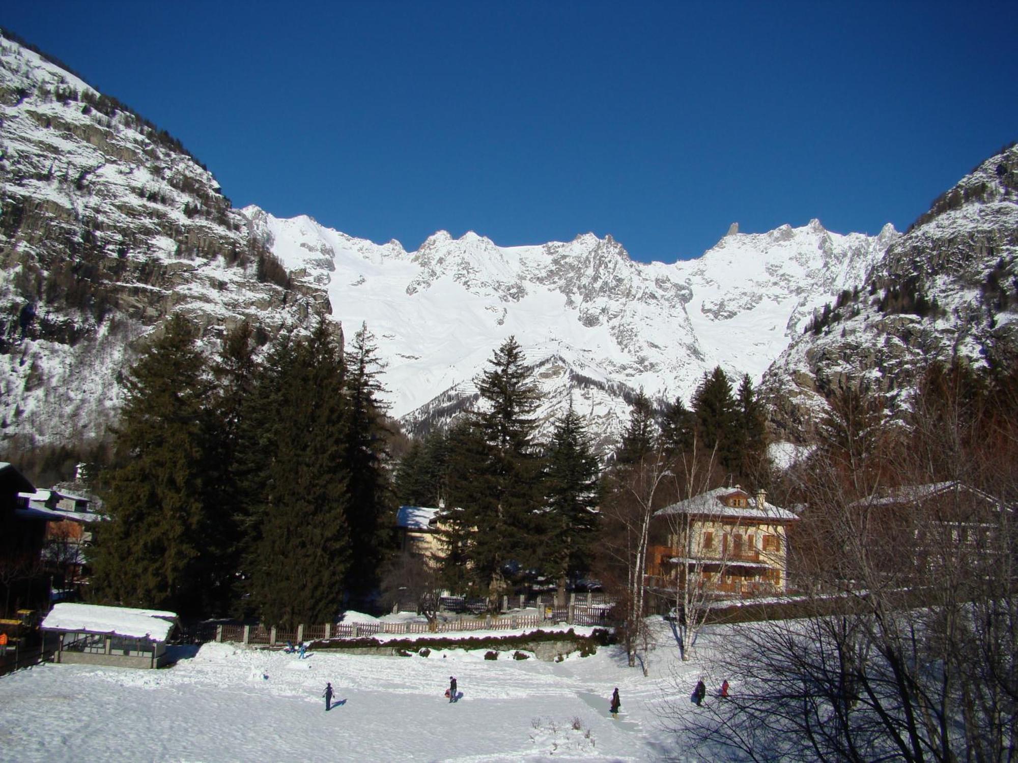 Hotel Lo Scoiattolo Courmayeur Ngoại thất bức ảnh