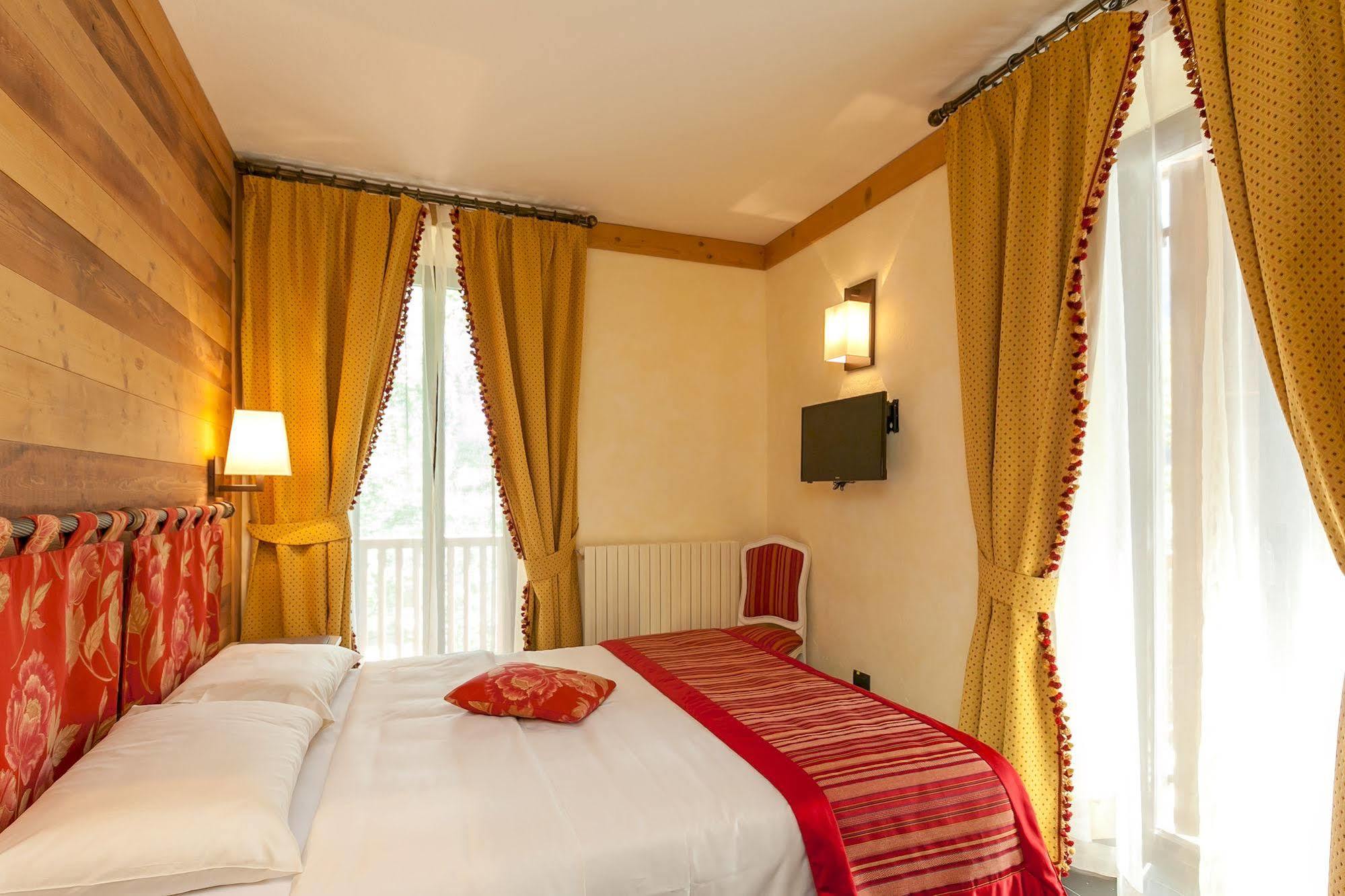 Hotel Lo Scoiattolo Courmayeur Ngoại thất bức ảnh