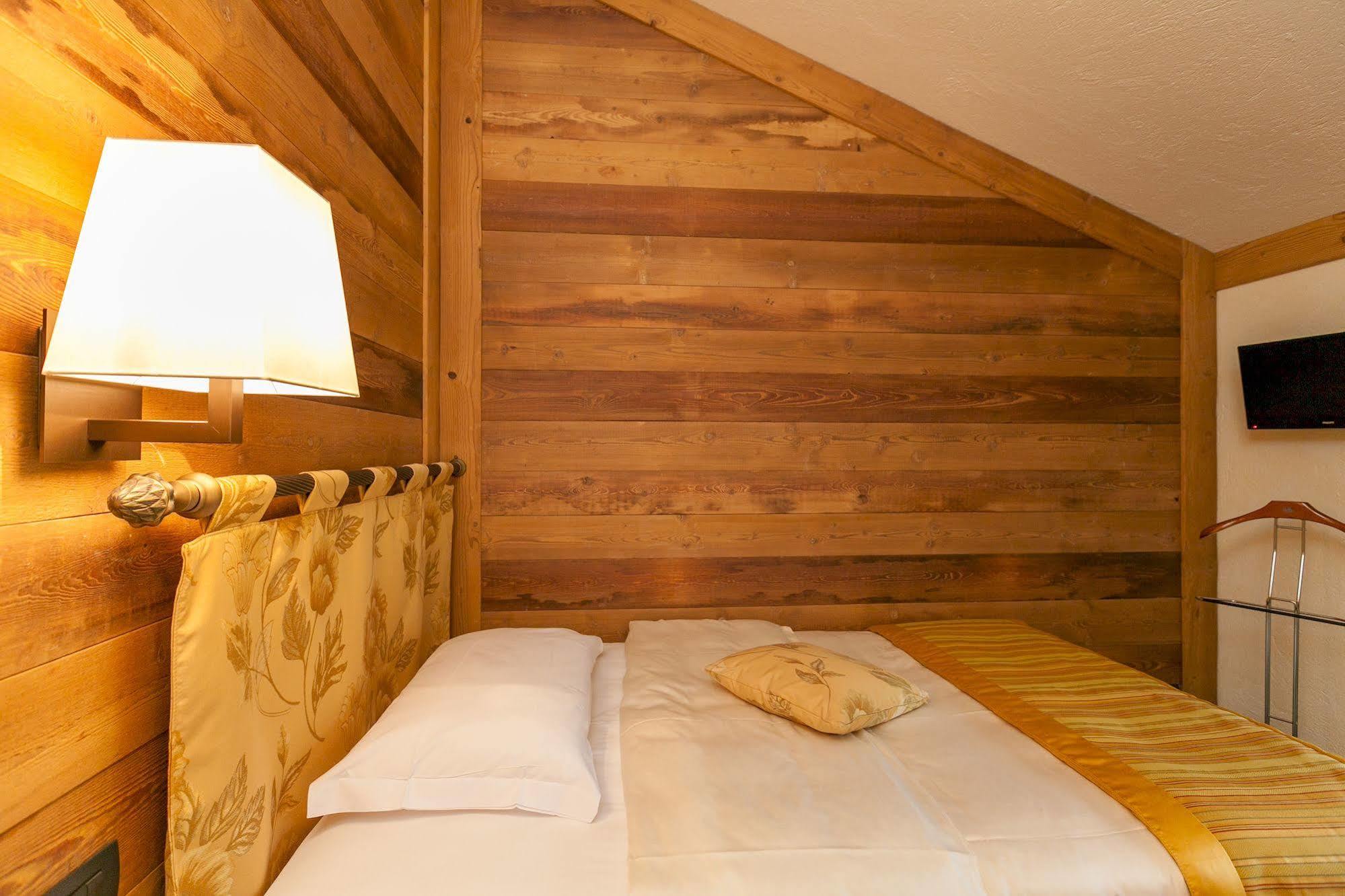 Hotel Lo Scoiattolo Courmayeur Ngoại thất bức ảnh